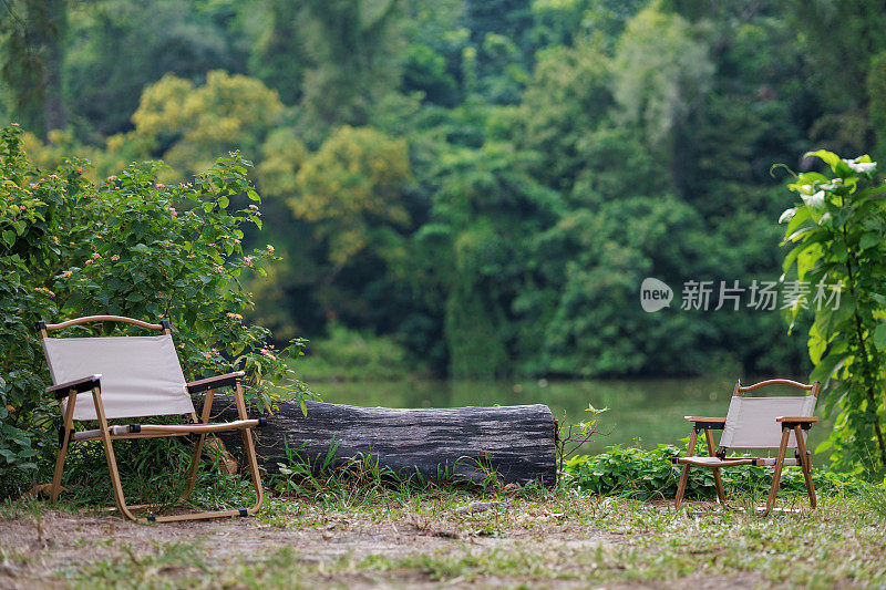 湖边的露营地，有两把野营椅