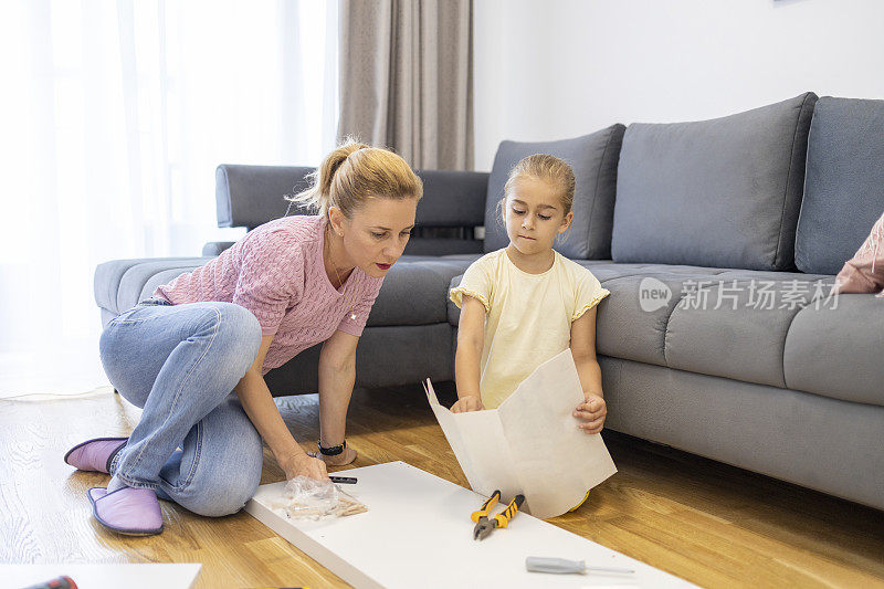 母女俩正在组装家具