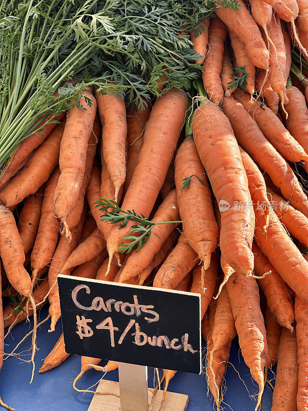 加拿大不列颠哥伦比亚省悉尼街市场出售的新鲜胡萝卜