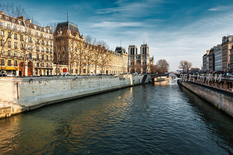 法国巴黎市中心塞纳河畔
