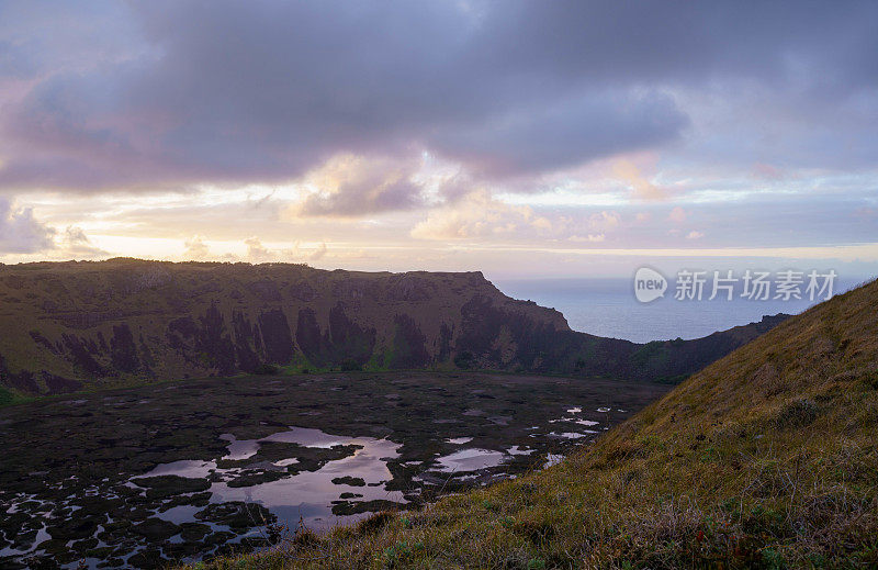 复活节岛拉诺考火山的日出