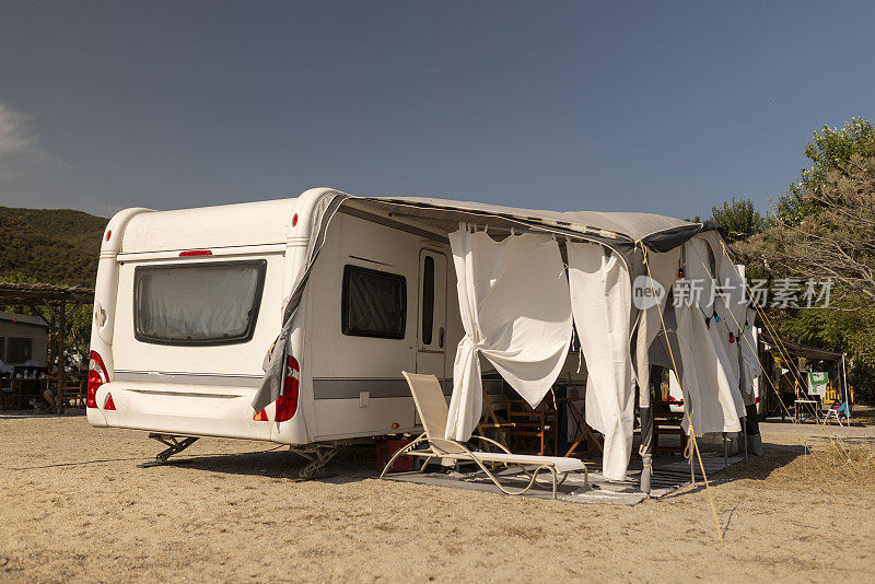 假期可以开始了!海滩上的大篷车已经准备好迎接新的游客
