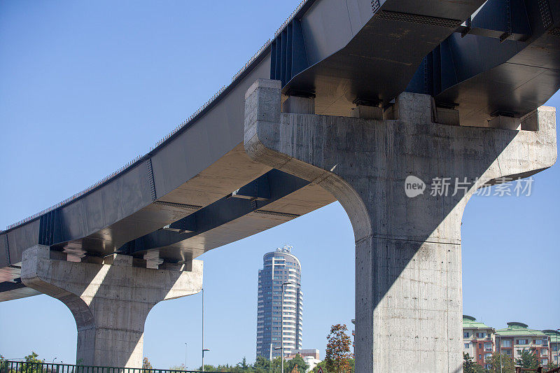 高速公路上用于交通运输的高架桥建设