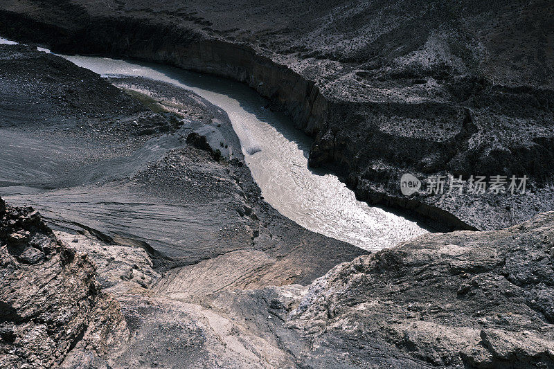 河水在山间流淌。鸟瞰图