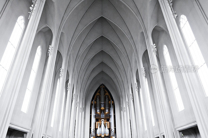 冰岛雷克雅未克Hallgrímskirkja教堂的中殿和管风琴