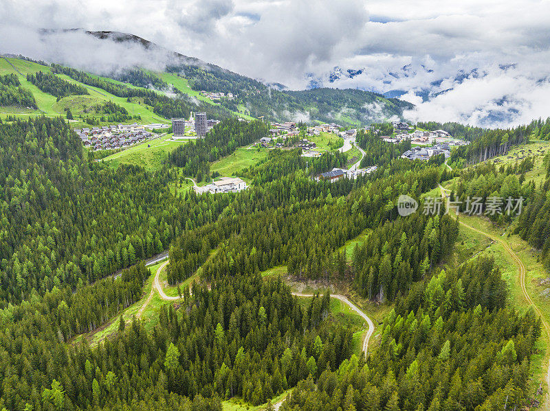 卡奇伯格山口滑雪胜地在阿尔卑斯山的春天