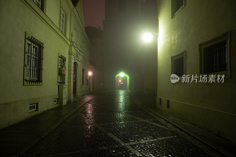 在华沙的老城区，夜晚，雾，波兰