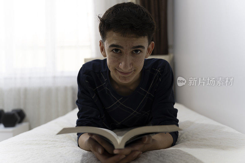 男孩在看书。