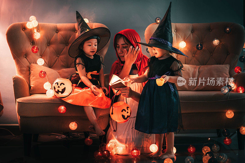 家庭乐趣:亚洲婴儿兄弟姐妹和妈妈穿着怪异的万圣节服装
