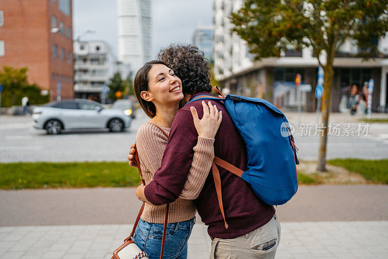 年轻夫妇在瑞典马尔默街头拥抱