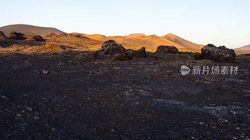 黄昏时兰萨罗特岛加那利岛的火山景观