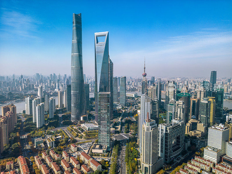 鸟瞰上海天际线和黄浦江畔的现代建筑。全景。