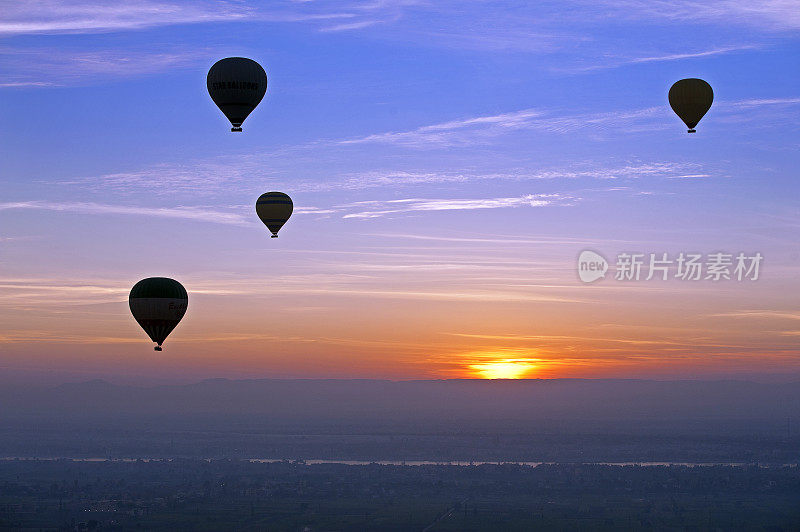 美丽的日出在一个大气气球飞行在国王谷和尼罗河腹地，卢克索，尼罗河，埃及