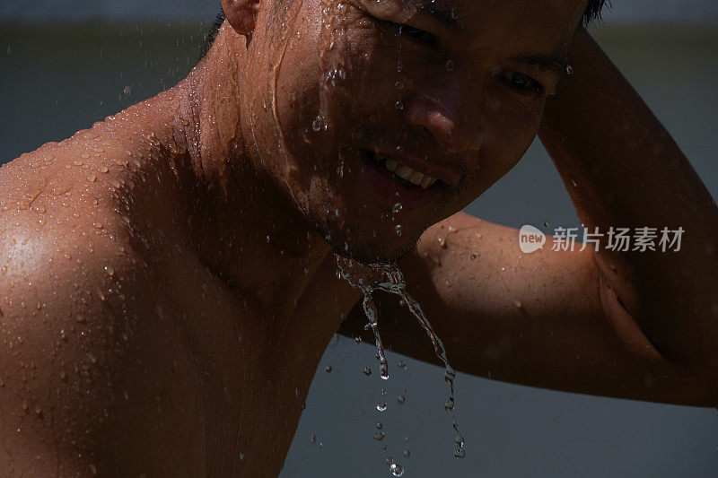 亚洲男人洗澡和泼水。