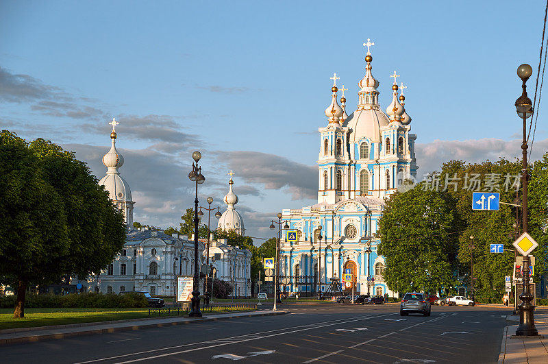 在一个阳光明媚的夏日，东正教的老教堂。圣彼得堡