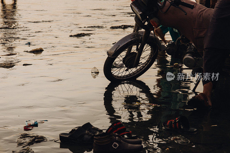 夕阳西下时，卡拉奇海滩上的自行车。