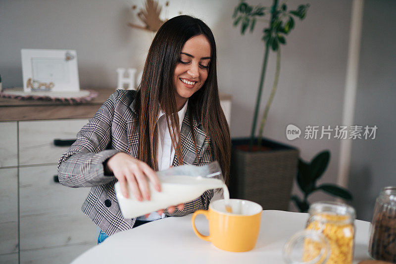 一位女士为早餐倒牛奶