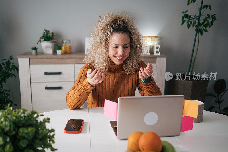 视频通话中一个微笑的女人的镜头