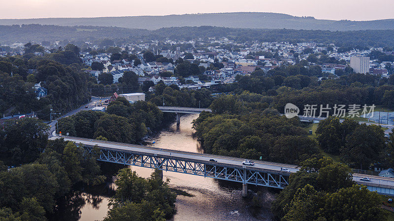黄昏时，宾夕法尼亚州利海顿，一座横跨利海伊河的桥梁