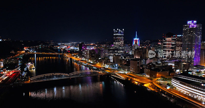 无人机拍摄的莫农加希拉河和市中心匹兹堡，宾夕法尼亚州在一个秋天的夜晚