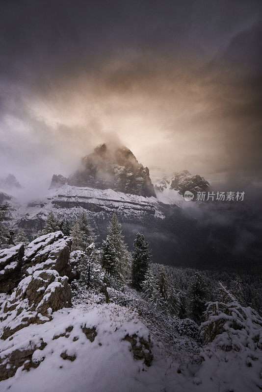 山峰覆盖着今年的第一场雪，多洛米蒂阿尔卑斯山，特伦蒂诺上阿迪杰，意大利