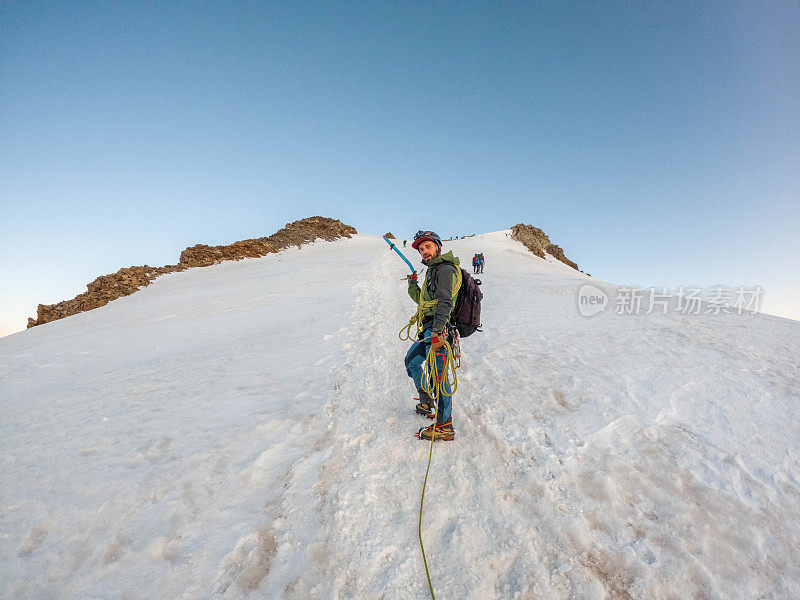 登山者的目标是在雪山上登顶