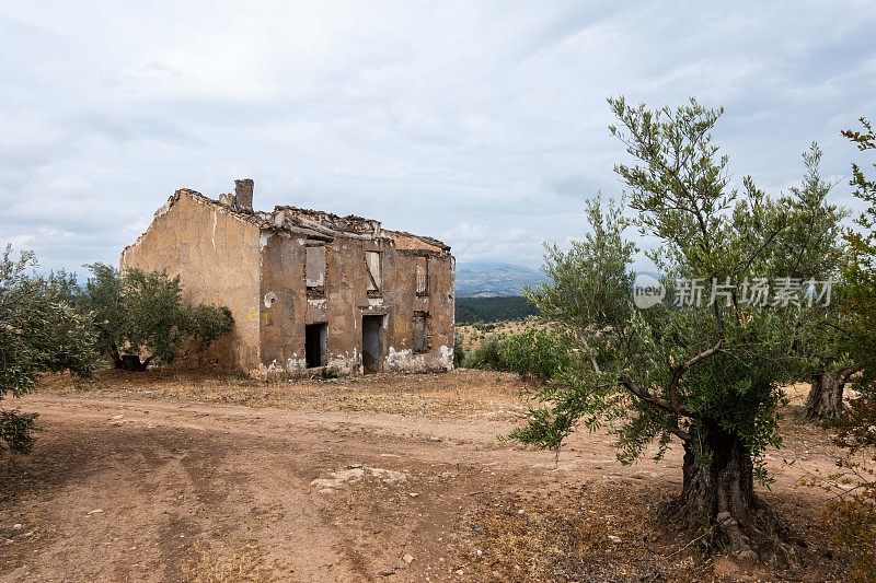 沿着格拉纳达和科尔多瓦之间的卡米诺莫扎拉布沿路废弃的古老西班牙农舍的废墟，在橄榄树林中依偎着小小的家庭农场