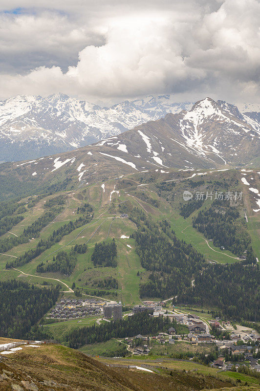 卡奇伯格山口滑雪胜地在阿尔卑斯山的春天