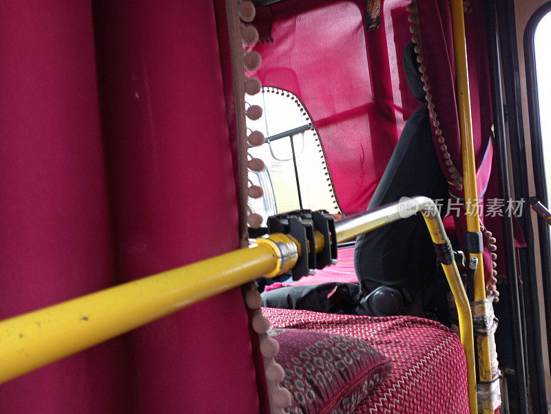 穿梭出租车的机舱内衬是酒红色的织物。城市客运的主题。社会运输。