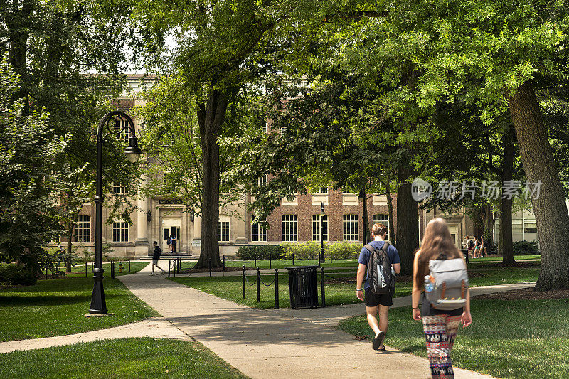 宾夕法尼亚州立大学的学生走在去上课的路上