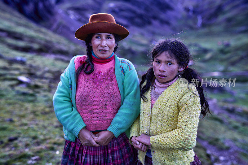 安第斯山脉奎罗族的秘鲁土著母女