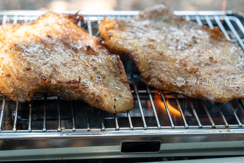 野餐时用煤气炉和火焰烤、烤猪颈肉，这是不利于健康的食物。但是好味道是很多人喜欢的。