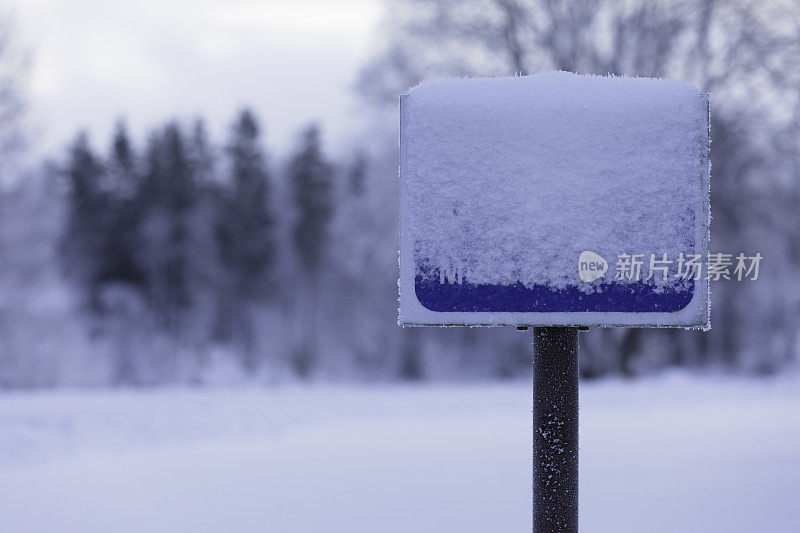 被雪覆盖的标志