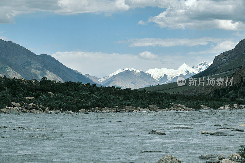 伊涅切克河位于南天山河谷