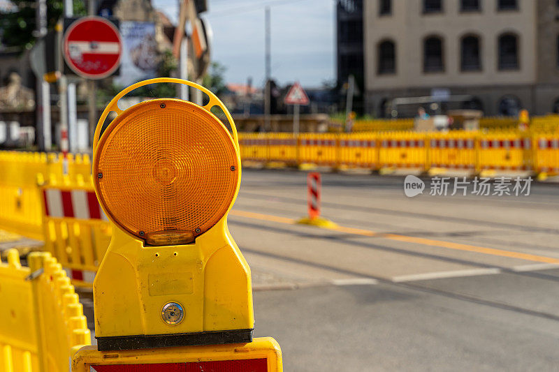 街道上建筑工地屏障的黄色灯