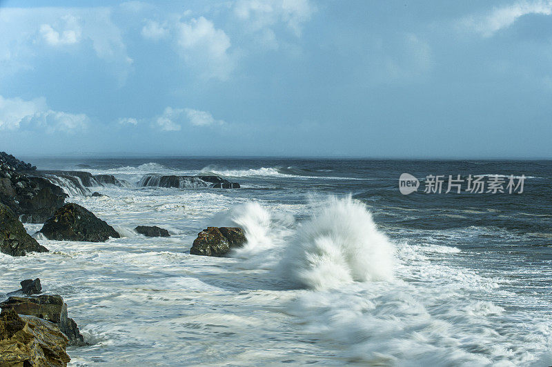 海浪撞击海岸岩石