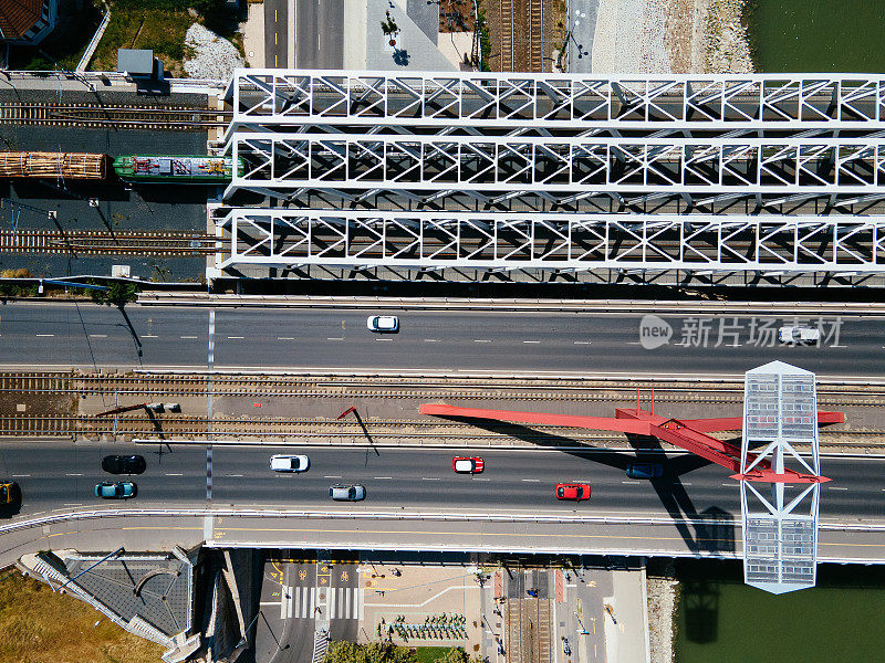 从无人机上看到高速公路和过江大桥。三车道铁路桥倚在公路桥上