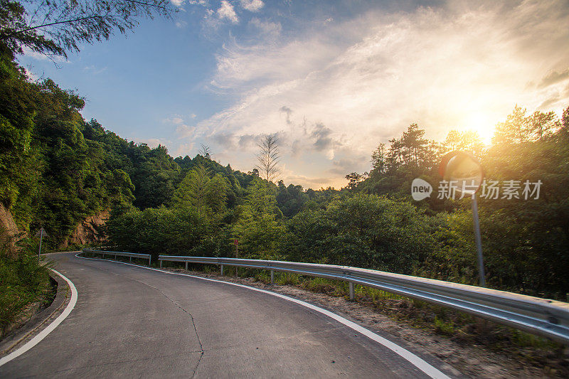 乡村高速公路动态模糊拍摄与汽车钻机接近黄昏