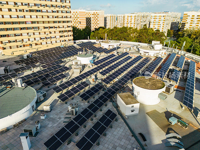 太阳能电池板放置在一个住宅区的航拍图像，葡萄牙里斯本