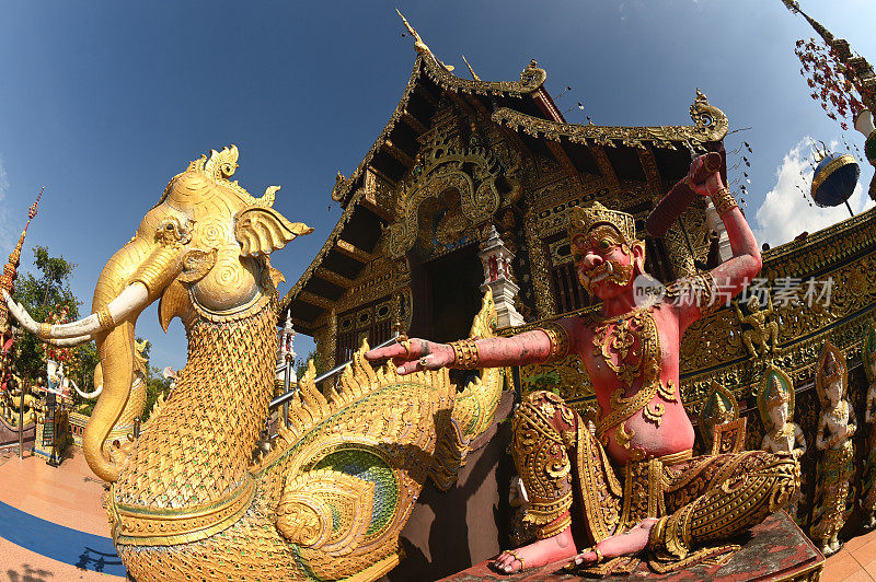 佛教艺术和各种艺术在笏生觉佛提扬内部是世俗法的结合，表达了佛教徒的信仰和文化。泰国清莱省的巨人和天使。