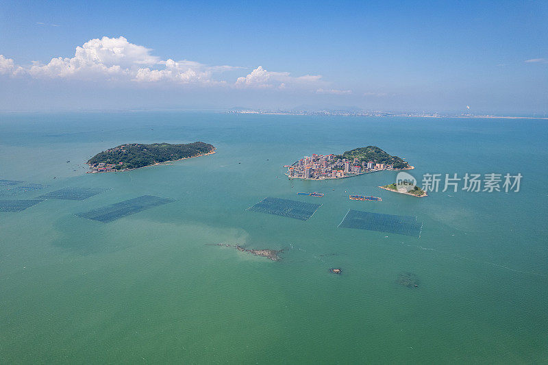 鸟瞰海中的小岛和海上漂浮的水产养殖场