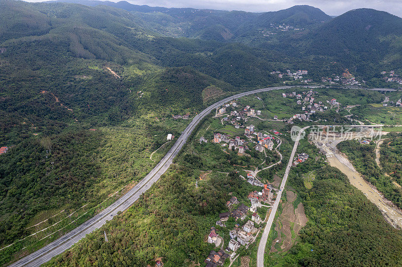 通过山区和农村地区的高速公路鸟瞰图