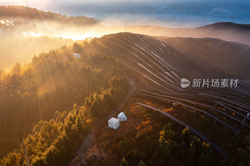 山上的光伏发电设备景象