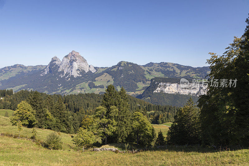 瑞士施维茨，早晨的斯图斯村，背景是格罗瑟迈森山和克莱纳迈森山