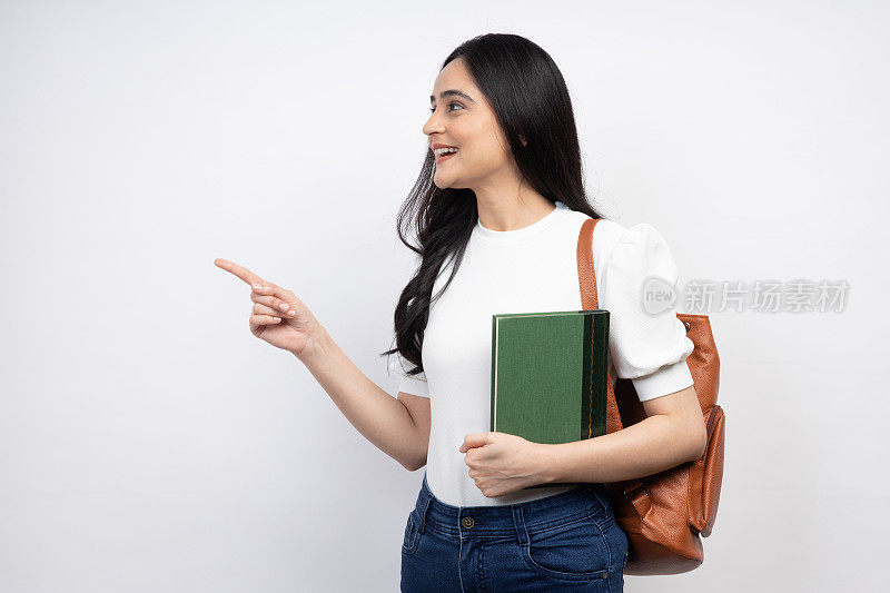 女学生的肖像站在白色背景的股票照片