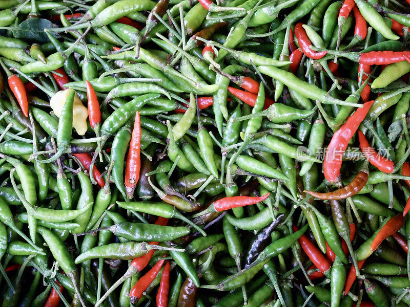 巴厘岛市场摊位上的绿辣椒和红辣椒