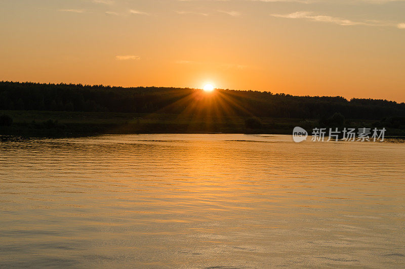 2023年7月8日，俄罗斯雅罗斯拉夫尔地区。伏尔加河上橙色的夕阳。