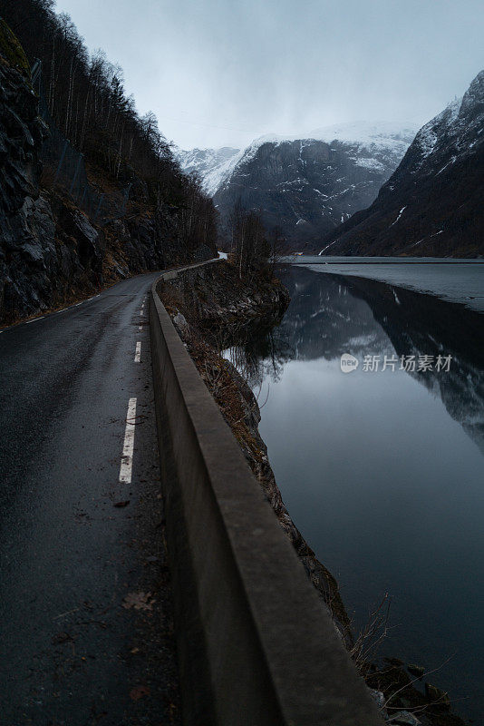 挪威的户外风景:冬季的峡湾景观