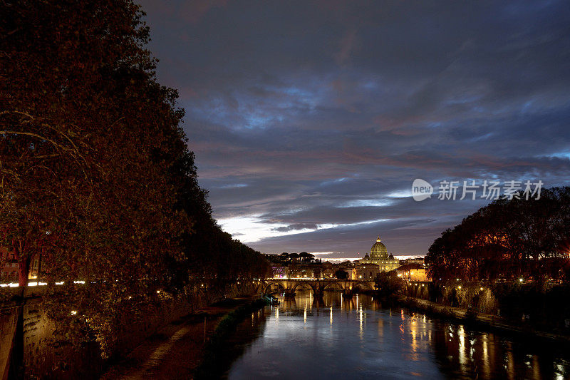 在晴朗的天空下，罗马标志性的圣彼得大教堂夜景