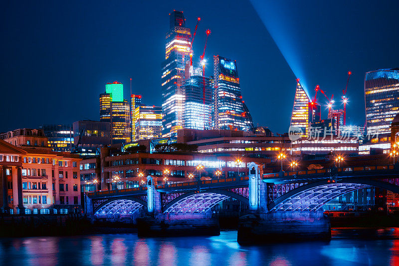英国伦敦夜晚的伦敦城天际线和黑衣修士桥